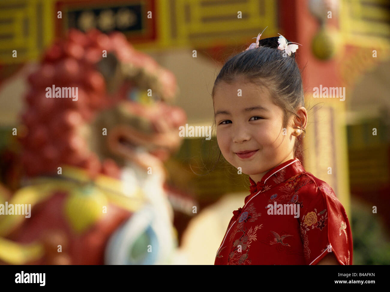 China, Hong Kong, junges Mädchen tragen traditionelle Kleidung, Qipao Stockfoto