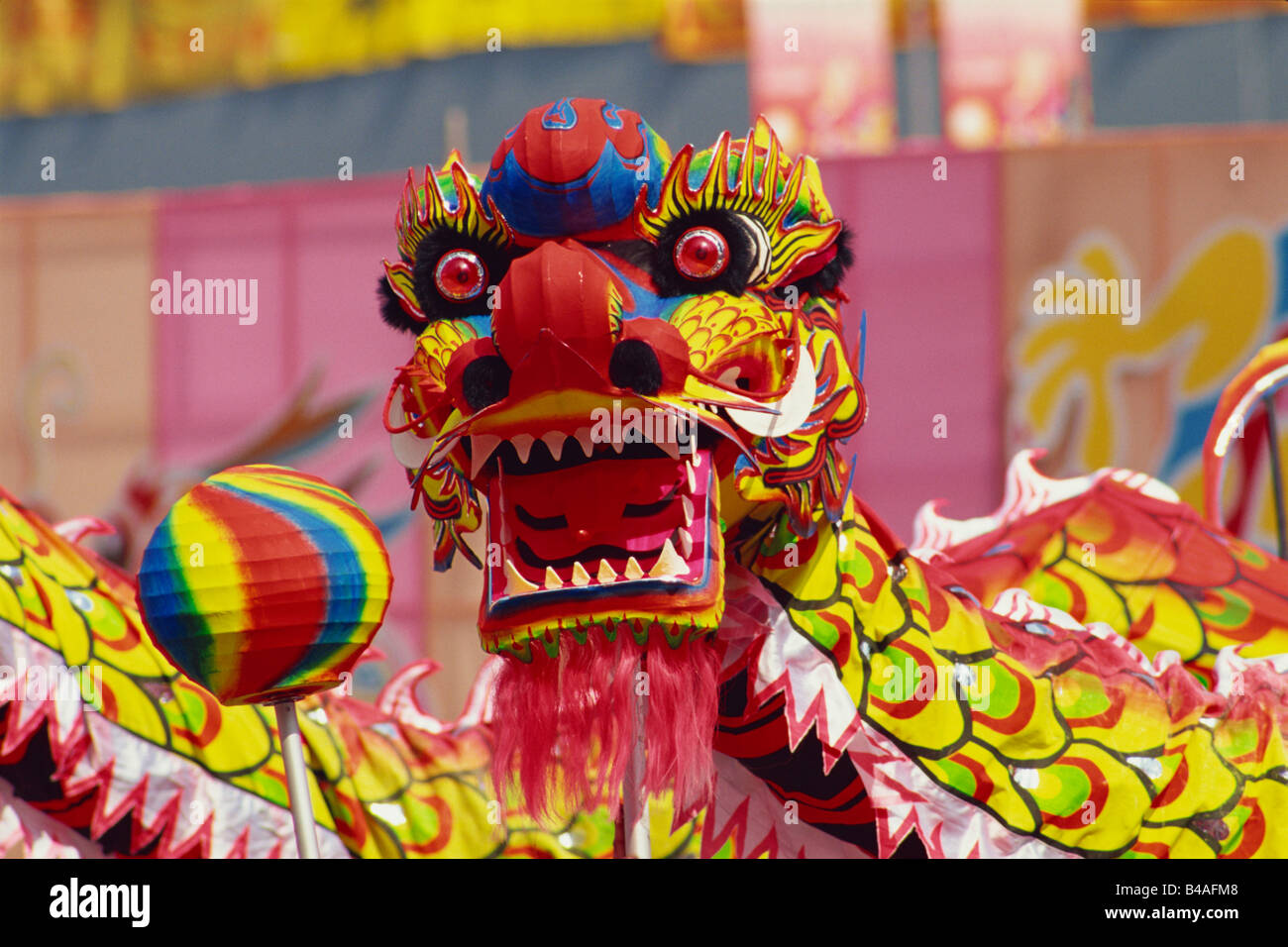 China, Hong Kong, traditionelle chinesische Drachen tanzen Stockfoto