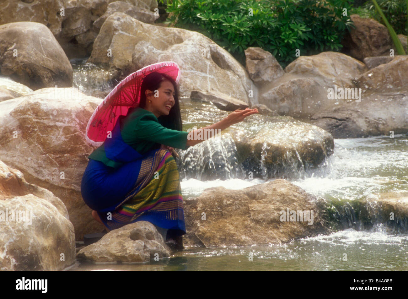 Thailand, Ayudhaya, Frau am Wasserfall Stockfoto