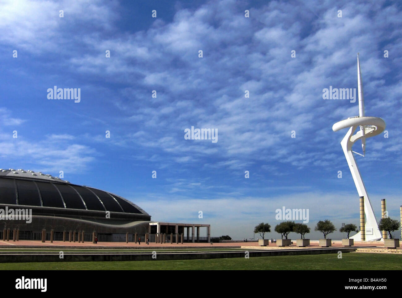 Geographie/Reisen, Spanien, Barcelona, Gebäude, Palau Sant Jordi, Baujahr: 1990 von Arata Isozaki, und Torre de Telecomunicacions, Außenansicht, Additional-Rights - Clearance-Info - Not-Available Stockfoto