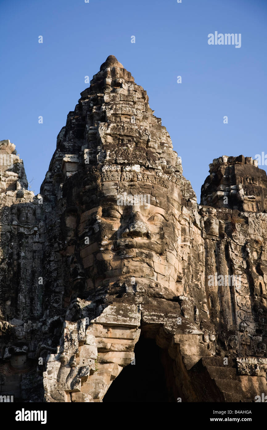 Das Schnitzwerk des Bodhisattva Avalokiteshvara sitzt über das Südtor von Angkor Thom Angkor in Kambodscha Stockfoto