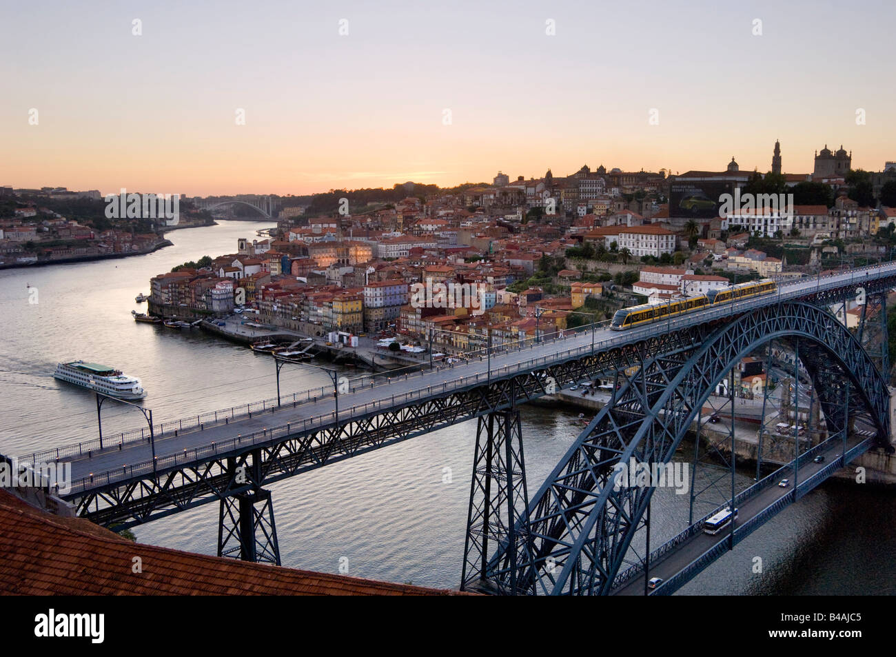 Porto, am Fluss Douro, Ribeira-Viertel und der Dom Luis Brücke ich bei Sonnenuntergang Stockfoto