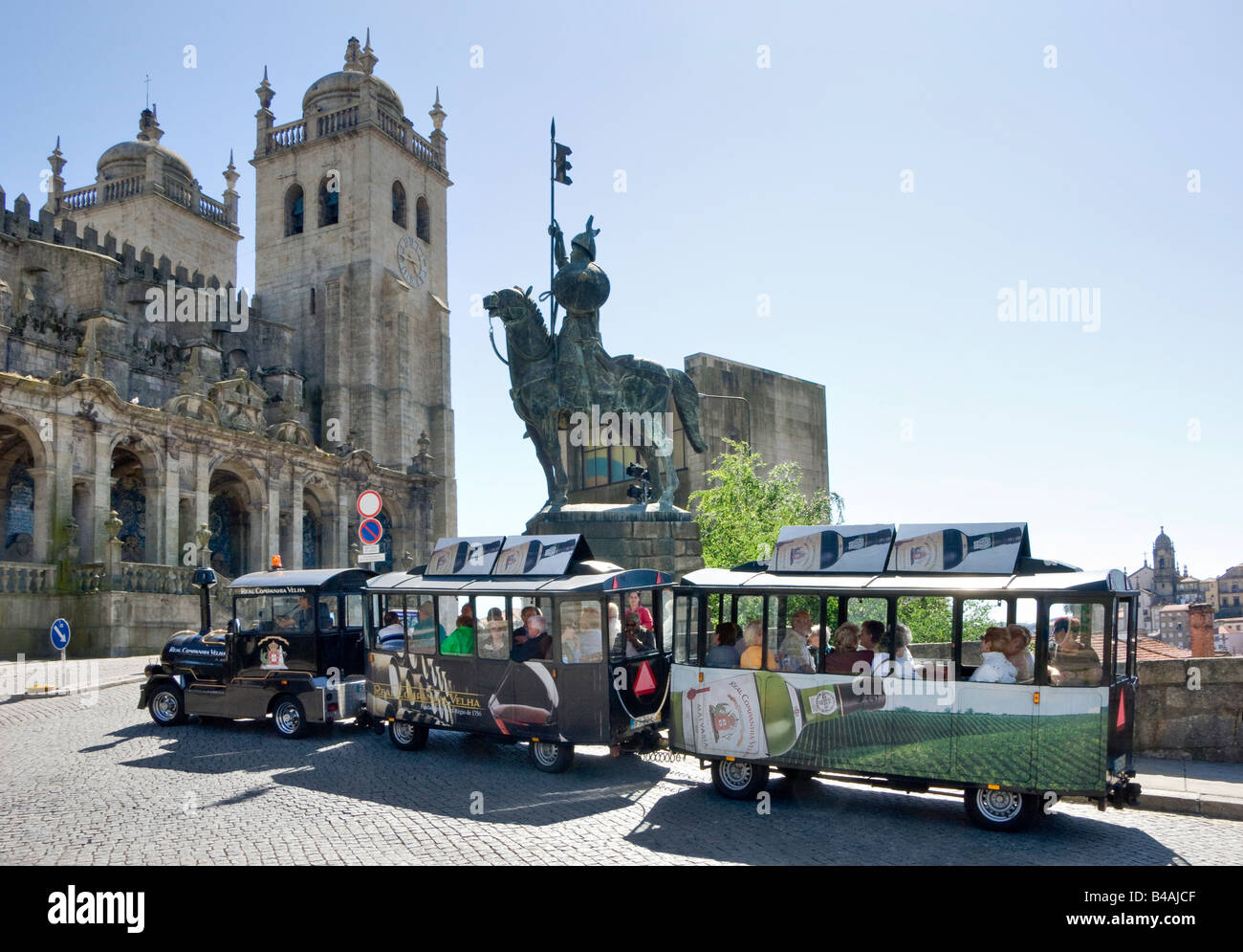 Portugal, Porto, Oporto, Sightseeing Touristenzug durch die Kathedrale Stockfoto