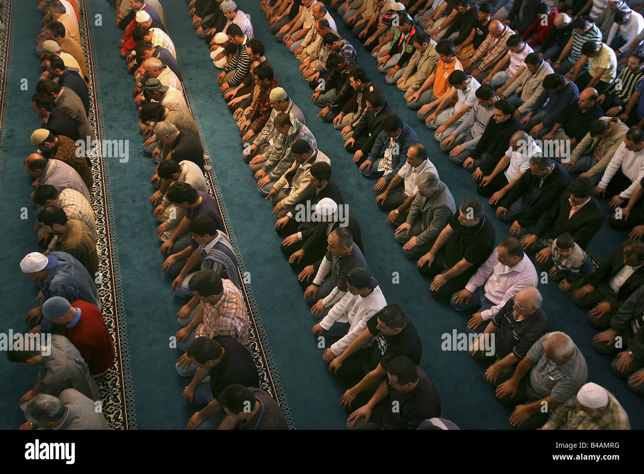 Muslime beten in der Sehitlik Moschee, Berlin, Deutschland Stockfoto