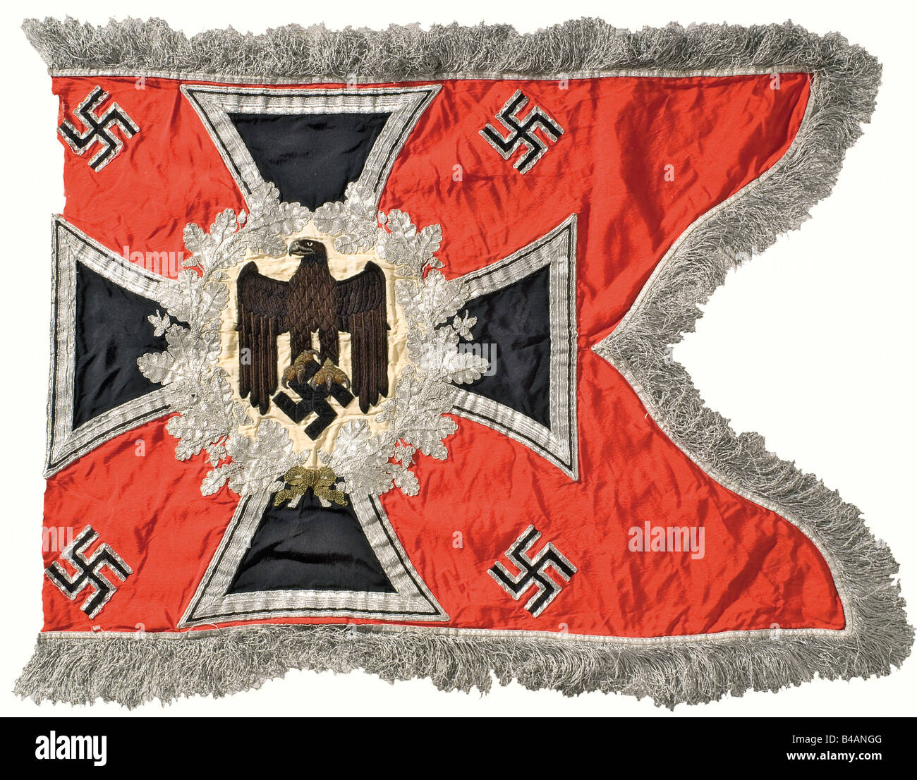 Standard für die Artillerie: Leuchtendes rotes Seidentuch mit einem in schwarz und braun bestickten Armeeadler gegen cremefarbene Seide, der Schnabel und die Krallen in Goldspitzenstickerei, umgeben von einem silbergestickten Eichenblattkranz an einem eisernen Kreuz und vier aufgebrachten Hakenkreuzen in den Ecken. An drei Seiten silberfarbene Fransen. Die Stoffhülse fehlt, die Anwendungen sind noch vollständig. Ca. 60 x 75 cm (statt 90 cm). In ausgezeichnetem Zustand mit hellen Farben. Extrem seltener Standard für motorisierte Artillerie-Einheiten: Historisch, historisch, 1930er, 1930er, 20. Jahrhundert, Stockfoto