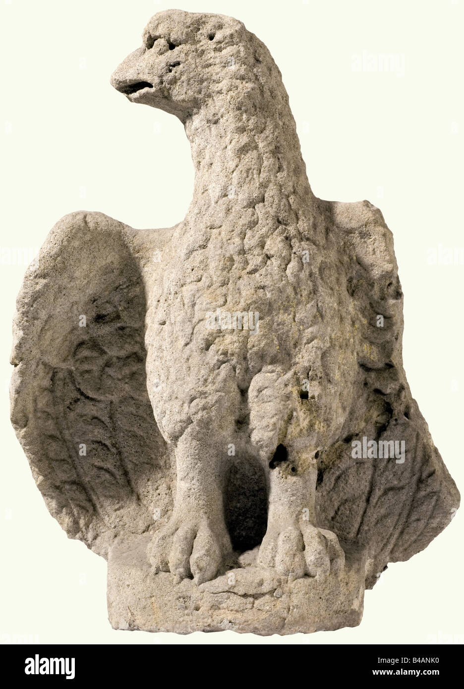 Eine Skulptur aus einem Adler, Italien oder Frankreich, 17./18. Jahrhundert. Ein großer Adler, der in grauem Sandstein in vollem Relieffem skulptiert ist. Der Vogel steht auf einem kleinen ovalen Sockel mit seitlich ausgebreiteten Flügeln und schön gearbeiteten Federn. Etwas Verwitterung. Der linke Flügel ist unvollständig. Höhe 74 cm. Historisch, historisch, 18. Jahrhundert, 17. Jahrhundert, Kunsthandwerk, Handwerk, Objekt, Objekte, Stills, Clipping, Ausschnitte, Ausschnitte, Ausschnitte, Ausschnitte, Skulpturen, Skulpturen, Statuette, Figurine, Figurinen, Statuetten, bildende Kunst, Kunst, Stockfoto