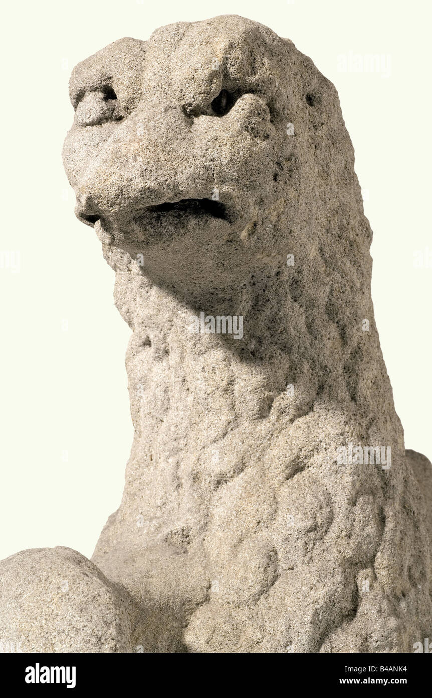 Eine Skulptur aus einem Adler, Italien oder Frankreich, 17./18. Jahrhundert. Ein großer Adler, der in grauem Sandstein in vollem Relieffem skulptiert ist. Der Vogel steht auf einem kleinen ovalen Sockel mit seitlich ausgebreiteten Flügeln und schön gearbeiteten Federn. Etwas Verwitterung. Der linke Flügel ist unvollständig. Höhe 74 cm. Historisch, historisch, 18. Jahrhundert, 17. Jahrhundert, Kunsthandwerk, Handwerk, Objekt, Objekte, Stills, Clipping, Ausschnitte, Ausschnitte, Ausschnitte, Ausschnitte, Skulpturen, Skulpturen, Statuette, Figurine, Figurinen, Statuetten, bildende Kunst, Kunst, Stockfoto