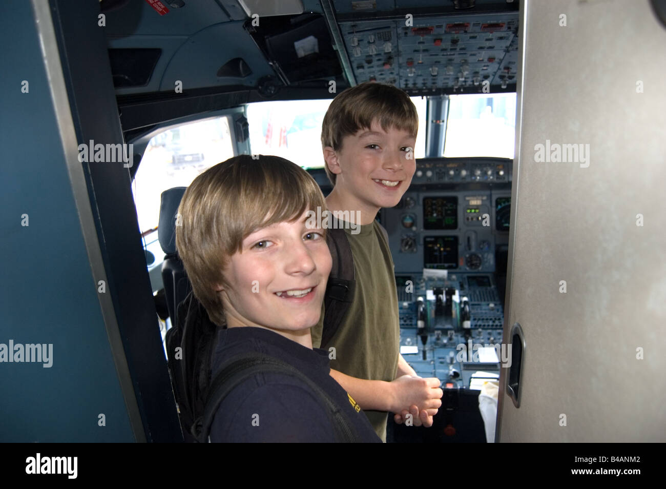 zwei jungen im Cockpit eines Jet-Flugzeug Stockfoto