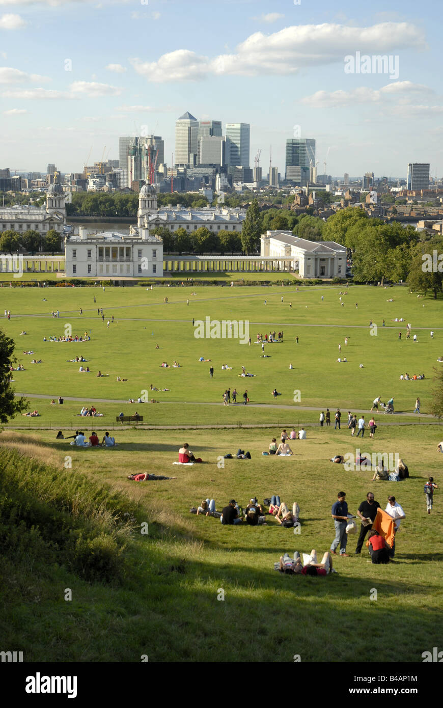 Das Royal Naval College & Canary Wharf Gebäude von Greenwich Park in London. Stockfoto