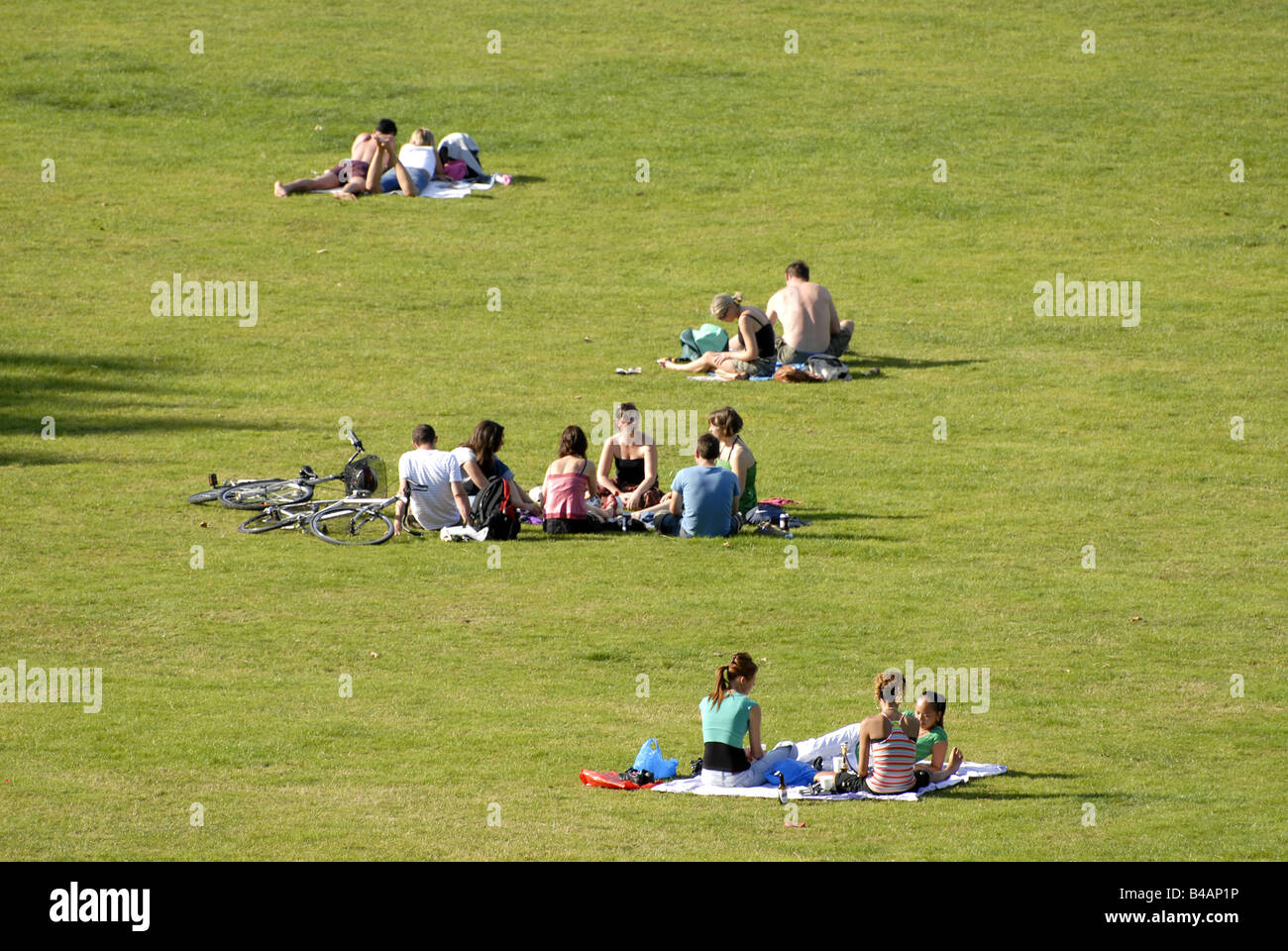 Menschen im Greenwich Park London Sommer die Sonne zu genießen. Stockfoto