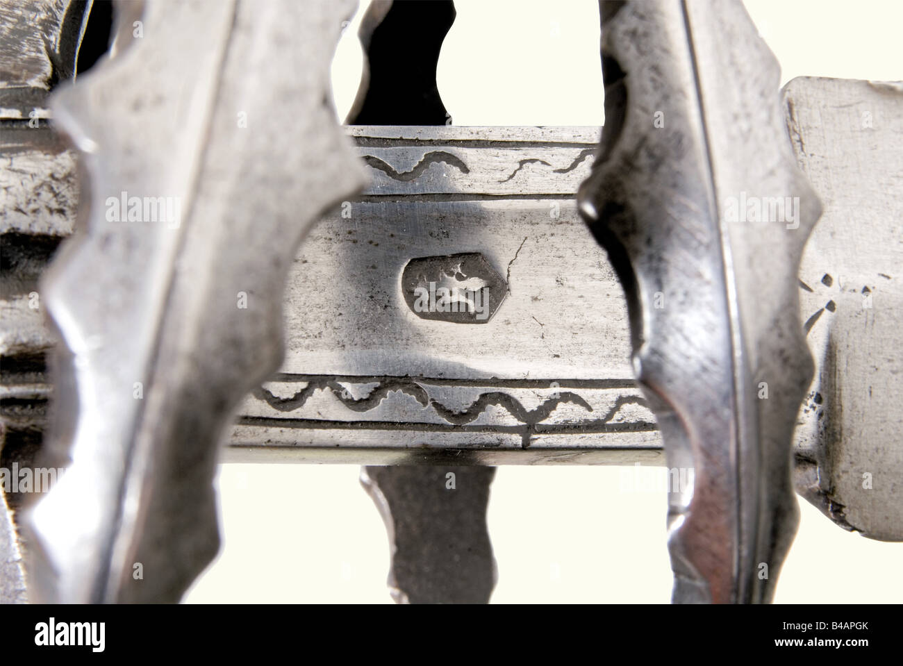 Ein Schwert, deutsch oder italienisch, ca. 1580 EINE schwere, zweischneidige Klinge mit einem Mittelrücken auf beiden Seiten. Gerillter Ricasso mit gestanzter Rillverzierung und einseitig gestanzter Mastermarke. Bügel, Knöchelbügel mit knellierten Stäben, ein Stab gebrochen. Die Quillone sind auf der obversen Seite durchsetzt, auf der gegenüberliegenden Seite flach. Mit Kordel umwickelte Ledergriffabdeckung mit geflochtenem Ferrulen aus Leder. Gerillter konischer Knauf. Länge 108 cm. Historisch, historisch, 16. Jahrhundert, Schwert, Schwerter, Waffen, Waffen, Waffe, Arm, Kampfgerät, Militär, Militaria, Objekt, Objekte, s, Stockfoto