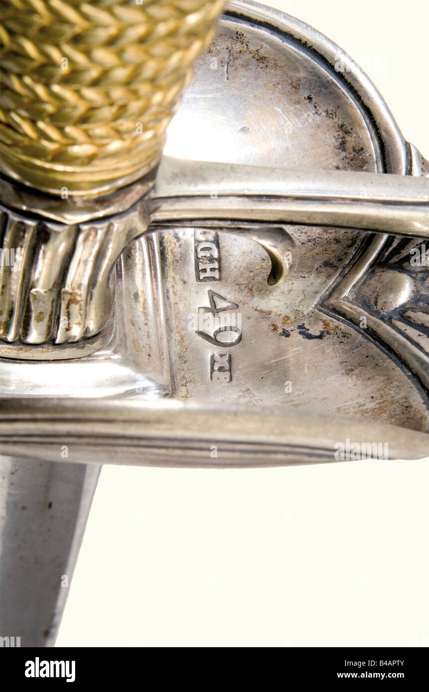 Ein Schwert für die Lebensgarde der Bogenschützen, aus der Regierungszeit von König Ludwig I. EINE gerade, einschneidige Klinge mit der krönenden Chiffre "L" auf obverser und umgekehrter Seite, und auf dem abgerundeten Klingenrücken mit dem Prägestempel "37" versehen. Massiver Silberhill. Die Innenseite der Schutzplatte wurde mehrfach mit "LGH", die Nummer "49" mit dem Meisterzeichen "XB" und dem 'Münchner Kindl' (Münchner Kind) versehen. Vergoldeter Messinggriff mit angezeigter Umhüllung. Angebrachter, korrekter Schwertknoten. Schwarze Lederschelle mit versilberten Messingfittings. Quillons haben eine alte Reparatur. Hilt leicht getragen von, Stockfoto