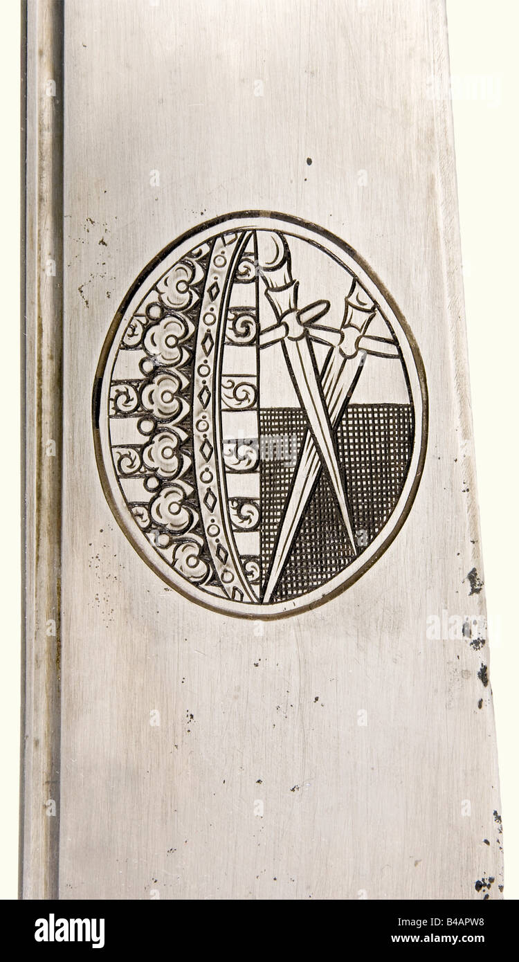 Eine prächtige geschmeidige "Waidpraxe" (Jagdschnitzel), Sachsen, datierte 1617 EINE schwere Klinge mit fullern auf beiden Seiten und der gesamten obversischen Seite, die mit einer Jagdszene und Blumenreben chiseliert war. Drei kreuzförmige Markierungen. Beschriftet mit "HANS GEORGE Hertzok ZU SACHSEN GULICH CLEFE UND BERG CurfurscHT 1617" auf der Rückseite und dem sächsischen Wappen auf der Rückseite. Quillons mit gehiseltem Blumenschmuck, einem Daumenring und einem Monsterkopf auf der Seite. Staghorn Griffwaagen. Die vier Bläsernieten auf der obversen Seite sind mit dem sächsischen Wappen eingraviert. Feine Qualität, Stockfoto