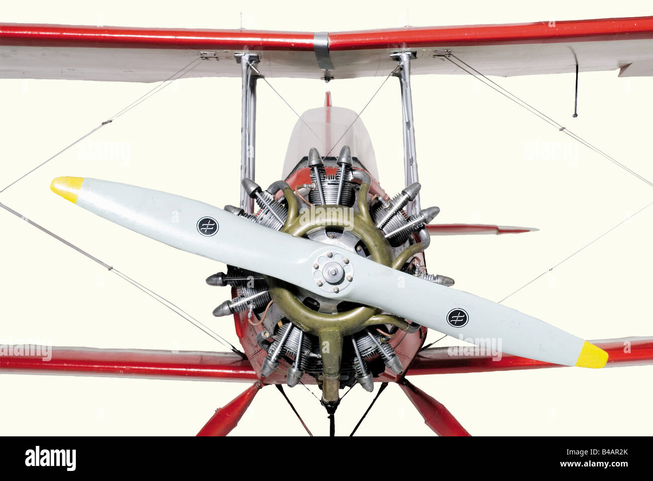 Focke-Wulf Fw.44 'Stieglitz'-D-ENAY, 'Quax' Voll versteifte Ober- und Unterhauptflugzeuge, fliegende Steuerflächen, ausgezeichnete Cockpit-Details für Pilot und Schüler/Beifahrer, der dummtige Siebenzylinder-Siemens-Radialmotor verdeckt einen Zweitakt-Benzinmotor, mit Attrappe, Propeller, Der gefederte Hauptunterwagen mit Gummireifen und lenkbarem Heckrad, rot, gelb und weiß, "barnstürmende Sonnenbrunde", weiß, (234 cm Flügelspannweite). Historisch, historisch, 1910er, 20. Jahrhundert, Erster Weltkrieg/erster Weltkrieg, Weltkrieg, Weltkriege, Milita, Stockfoto