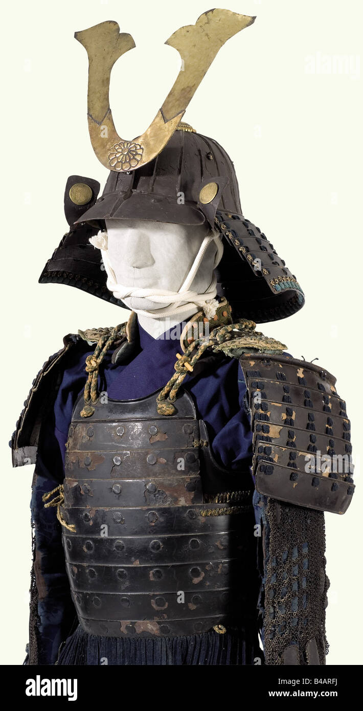 Ein Hisinui Okegawa macht tosei gusoku, Japan, aus Teilen der mittleren bis späten Edo-Zeit zusammengestellt. Mumei. Sechzehntelleder hachi Suji kabuto mit Eisen-Mabezashi. Sehr schön geformter Stahl-Ich manju Shikoro, schwarz lackiert, mit kon (dunkelblau) gefärbtem Leder gebunden. Das vergoldete kashi-mon der Takahashi auf dem Fuki gaeshi. Vierlagiges Tehen-Kanamono, rotes Leinen ukebari. Vergoldete Kuwagata dai. Hinshinui okegawa do, schwarz lackiert. Sechs lederne Kusazuri aus vier Lames in kizuke kozane, vergoldet, in kebiki mit mimi ito gebunden. Gorget und Kohiro aus Eisen teko, Stockfoto