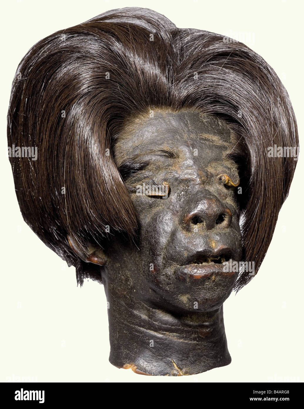 Eine Tsantsa (so genannter Schrumpfkopf), Region Amazonas, um 1900. Kurze, schwarze Haare. Augen und Mund nicht genäht. Lange Naht auf der Rückseite des Kopfes. Außerordentlich gut erhaltenes Stück. Beredte Belege für die Praxis der Kopfjagd, die bei den Indianerstämmen der Region Amazonas in den 50er Jahren des letzten Jahrhunderts vorherrschte: Historisch, historisch, 1900er, 20. Jahrhundert, Amerika, Völkerkunde, Ethnie, Ethnie, Objekt, Objekte, Schnitten, herausschneiden, herausschneiden, herausschneiden, Ware, Handelswaren, Gebrauchsgegenstände, Utensilien, Schrunkene, Kopf, Köpfe Morbid, schrecklich, Stockfoto