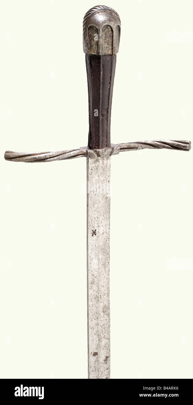 Ein italienisches Spätgotisches Schwert, ca. 1500. Gerade einkantige Klinge mit zweischneidiger Spitze und flachen doppel-fullern auf beiden Seiten. Eine Markierung ist in eine Seite des Fortes eingestanzt. S-förmige gebogene, gerillte Quillone mit Quatrefoil-Finnen. Gerippter Griff mit Lederbezug. Eisenpommelkappe mit einer Kupferunterlage aus Blech und einer schnurgebundenen Mittelrippe. Länge 91 cm. Historisch, historisch, 16. Jahrhundert, Schwert, Schwerter, Waffen, Waffen, Waffe, Arm, Kampfgerät, Militär, Militaria, Objekt, Objekte, Stills, Clipping, Ausschnitte, Ausschnitte, Ausschnitte, Ausschnitte, Nahkampfwaffe, Nahkampf, Stockfoto