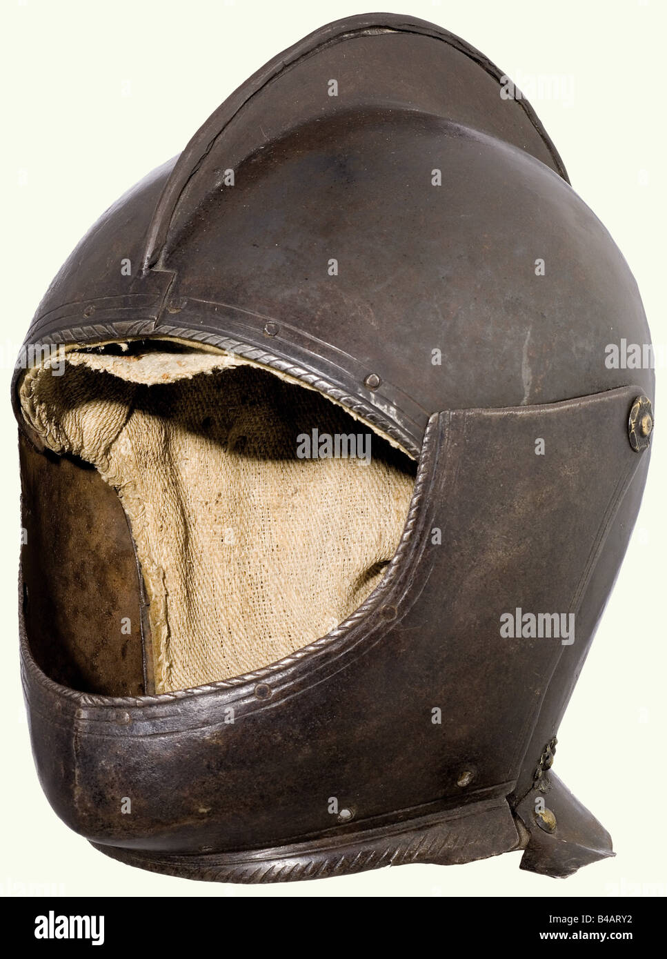 Ein italienisches schweres Burgonet, ca. 1620. Zweiteiliger, geschwärzter schwerer Schädel mit gedrehtem Unterkamm und einer Gesichtsöffnung mit schnurreinem Rand. Auf der Rückseite vernietete Messingpflaume schneiden. Beweglicher Gabelkopf mit seitlicher Hakenverriegelung. Genieteter (unvollständiger) Halsschutz. Schädel hat (später?) Leinenfutter. Höhe 28 cm. Historisch, historisch, 17. Jahrhundert, Waffen, Waffen, Waffen, Waffen, Arm, Kampfgerät, Objekt, Objekte, Stills, Clipping, Ausschnitte, Ausschnitte, Ausschnitte, Utensil, Ausrüstungsgegenstände, Utensilien, Galvanik, Panzerung, Rüstung, Rüstung, reaktive Rüstung, Rüstungen, Stockfoto