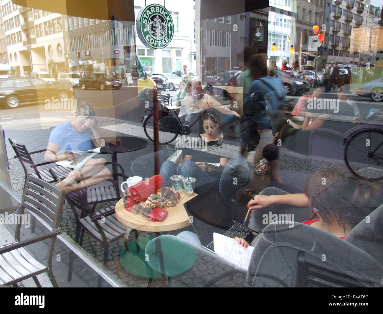 Menschen in Starbucks Coffee-Shop in Berlin Deutschland Stockfoto
