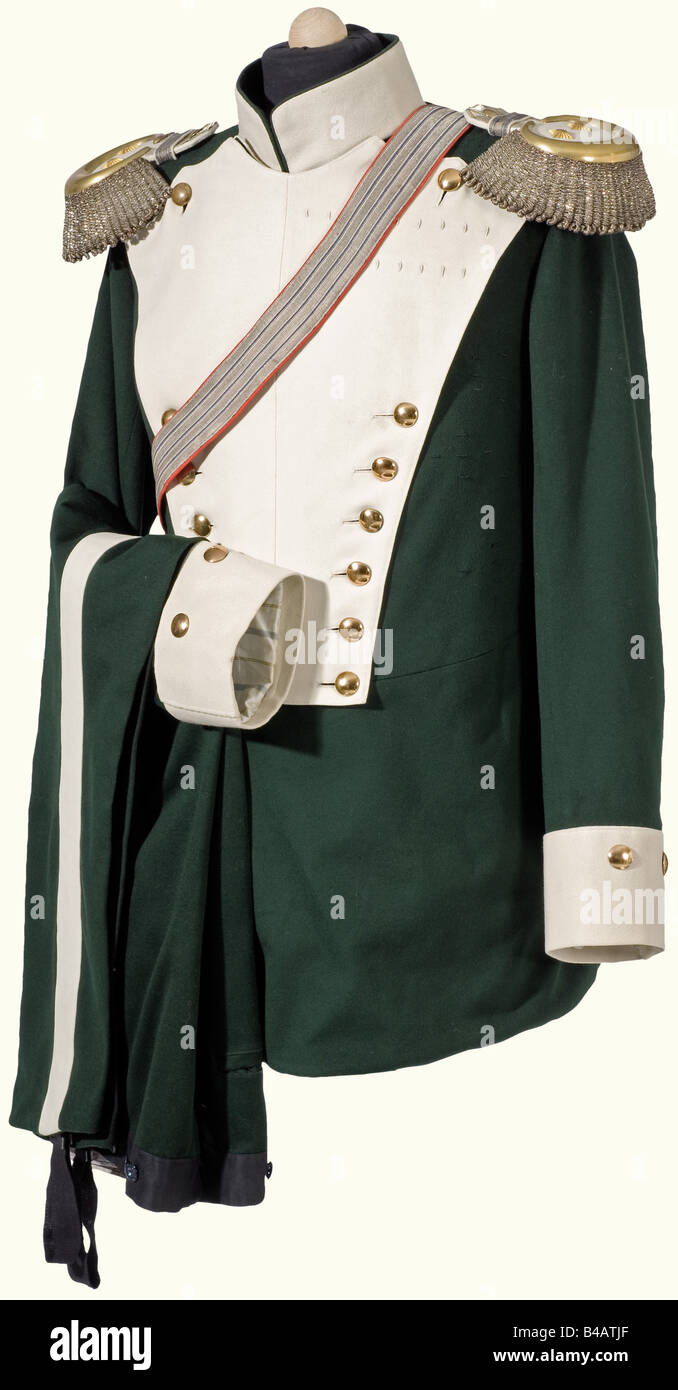 Prinz Alfons von Bayern - eine Uniform als Cavalry General und Proprietor des 7. Chevauleger-Regiments., Tunika aus stahlgrüner Wolle. Weiße Facings mit goldenen Knöpfen, knöpfbarer Paradeplastron. Schneider-Label im Futter "Christian Schwarz & Sohn, München". In der Innentasche befindet sich ein Besitzeraufkleber aus dem Jahr 1913. Epauletten für einen Kavalleristen General mit den weißen Feldern, die nur von Prinz Alfons getragen wurden. Es ist mit einem weißen steifen Hemd und einem schwarzen Nackentuch ausgestattet. Bandolier und Kartusche des Modells von 1886 mit einem versilberten Deckel, der das Wappen trägt. Leichter Mottentrac, Stockfoto