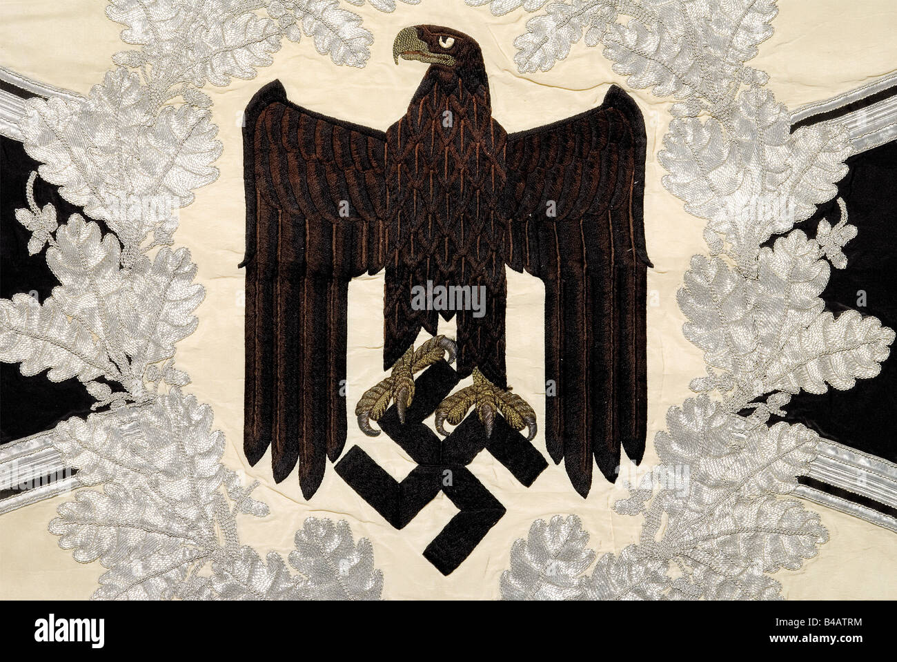 Eine Fahne für Infanteriebattällons., weißes Seidentuch mit einem in schwarz und braun bestickten Armeeadler gegen weiße Seide, der Schnabel und die Krallen in Goldspitzenstickerei, umgeben von einem silberbestickten Eichenblattkranz an einem eisernen Kreuz und vier applizierten Hakenkreuzen in den Ecken. An drei Seiten silberfarbene Fransen. Stoffhülse mit zahlreichen Nagellöchern öffnen. Ca. 140 x 120 cm. Minimale Färbung, ansonsten in exzellentem Zustand mit hellen Farben. Von großer Seltenheit: Historisch, historisch, 1930er, 1930er, 20. Jahrhundert, Infanterie, Militär, Streitkräfte, Militaria, Objekt, o, Stockfoto