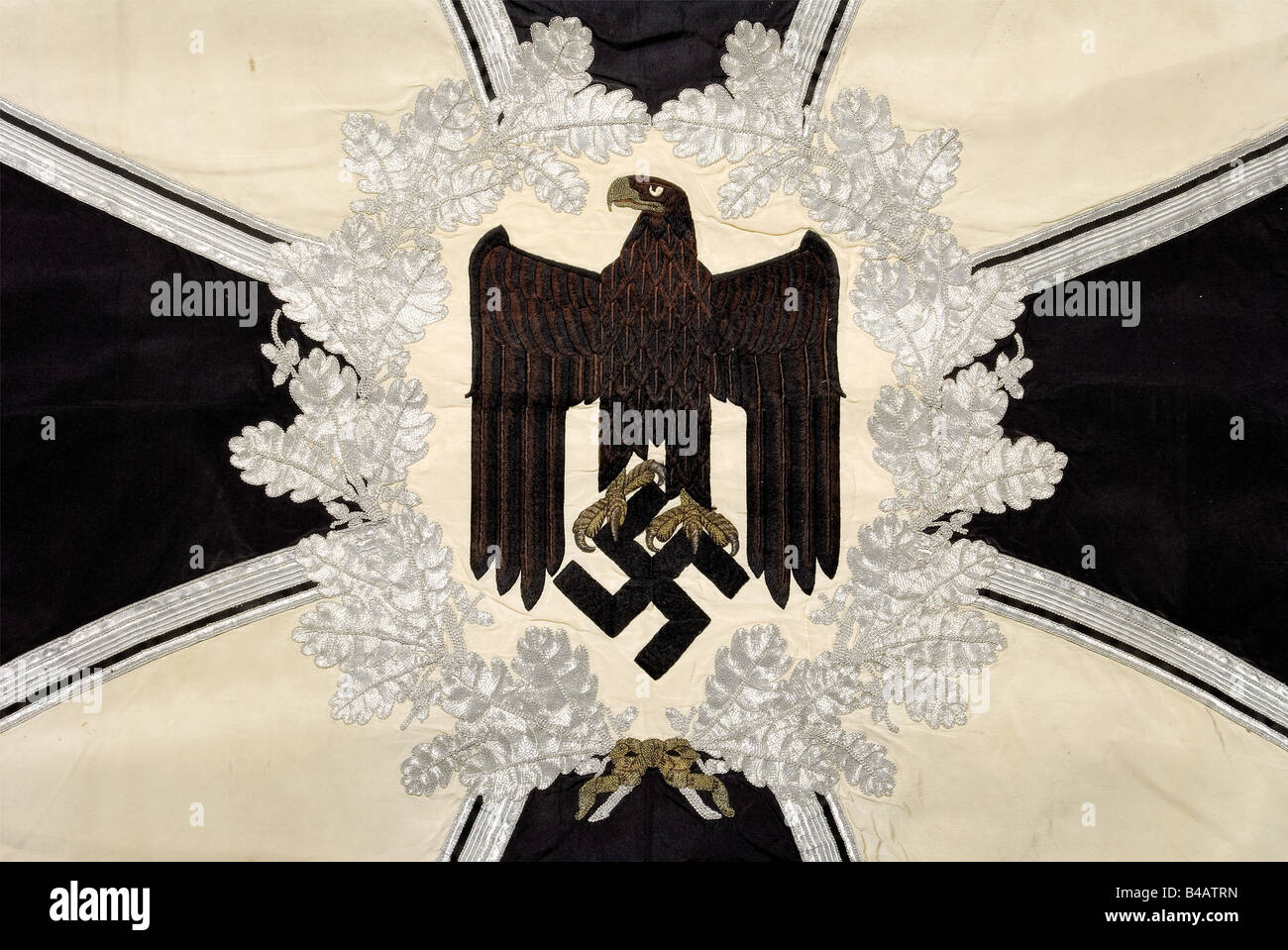 Eine Fahne für Infanteriebattällons., weißes Seidentuch mit einem in schwarz und braun bestickten Armeeadler gegen weiße Seide, der Schnabel und die Krallen in Goldspitzenstickerei, umgeben von einem silberbestickten Eichenblattkranz an einem eisernen Kreuz und vier applizierten Hakenkreuzen in den Ecken. An drei Seiten silberfarbene Fransen. Stoffhülse mit zahlreichen Nagellöchern öffnen. Ca. 140 x 120 cm. Minimale Färbung, ansonsten in exzellentem Zustand mit hellen Farben. Von großer Seltenheit: Historisch, historisch, 1930er, 1930er, 20. Jahrhundert, Infanterie, Militär, Streitkräfte, Militaria, Objekt, o, Stockfoto