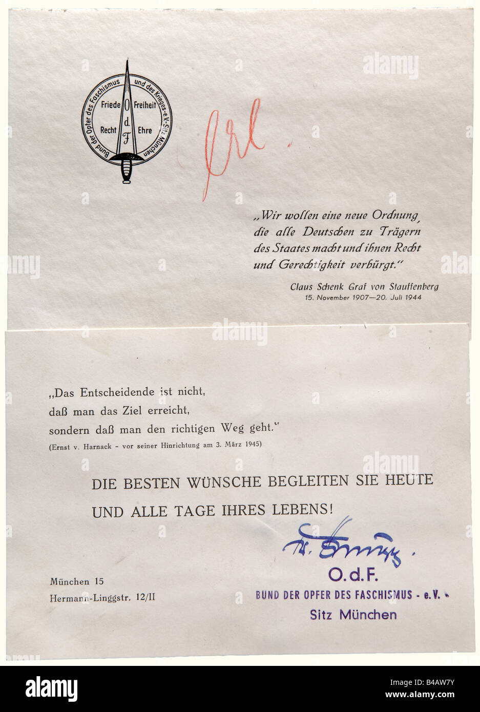 Sophie Scholl - Karte mit der Gruppe der Studienfächer für die Immatrikulation an der Universität München zum Sommersemester 1942., Papppapier 10,5 x 15 cm. Handschriftlich ausgefüllt mit dunkler Tinte, Fachkombination Naturwissenschaft - Biologie und Kulturwissenschaft - Philosophie. Parteimitgliedschaften sind als nicht exisitant gekennzeichnet, nach eigenen Angaben war sie vom 6. April 1941 bis 28. März 1942 im Arbeitsdienst. Zusätzlich zwei Grußkarten der Organisation Der Opfer des Faschismus, München, undatiert, beide von der ersten unterzeichnet, Stockfoto