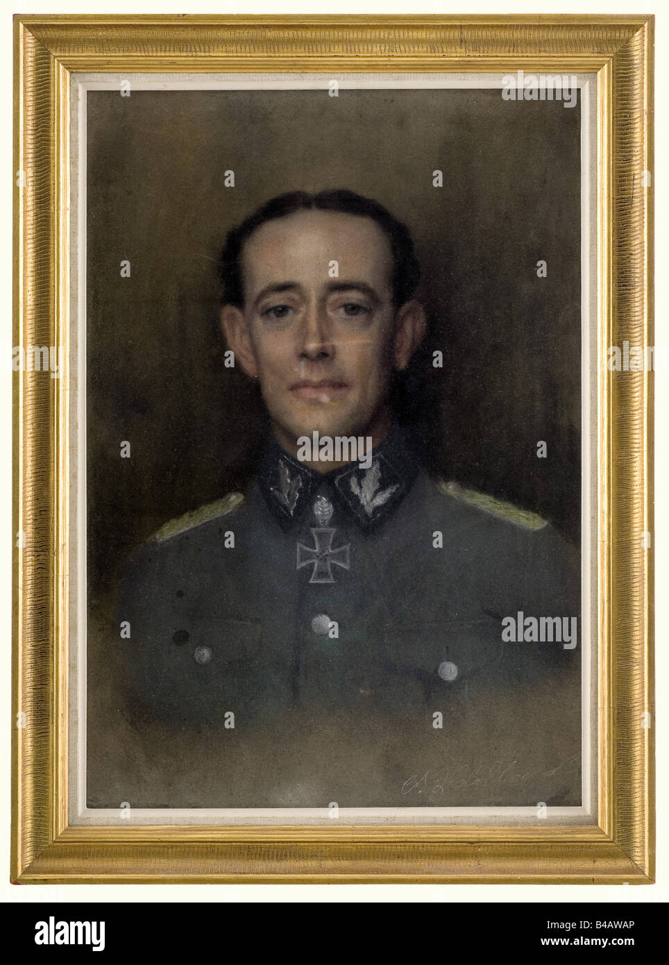 Ein Porträt von Brigade Führer August Friedrich Zehender (1903 - 1945), Pastellkreide auf Pappe. Zehender trägt das Ritterkreuz mit dem Oak Leaves, dem Betrachter zugewandt. In glasiertem, Gold-/bronzefarbenem Zierrahmen. Gerahmt 56 x 75 cm. Intensives Porträt von hohem künstlerischen Wert. Am 1. Februar 1945 erhielt Friedrich Zehender die Oak Leaves. Er starb nur zehn Tage später in der Schlacht von Budapest, als er und der Rest seiner 22. SS-Freiwilligen-Cavalry-Division 'Maria Theresia' versuchten, aus der Stadt auszubrechen.' Menschen, 1930er, 20. Jahrhundert, Waffen-SS, bewaffnete Spaltung, Stockfoto