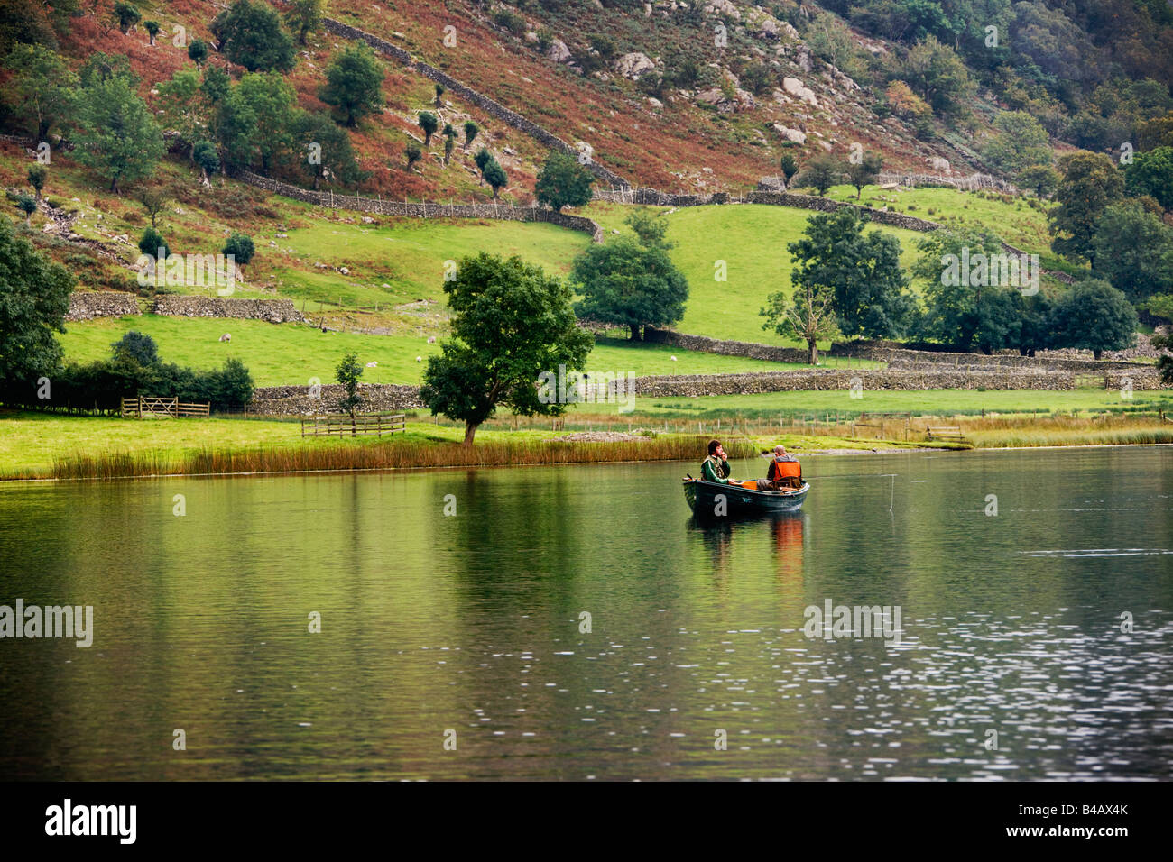 Watendlath Tarn Fliegenfischen In einem Boot im Herbst, "Lake District" Cumbria England Großbritannien Stockfoto