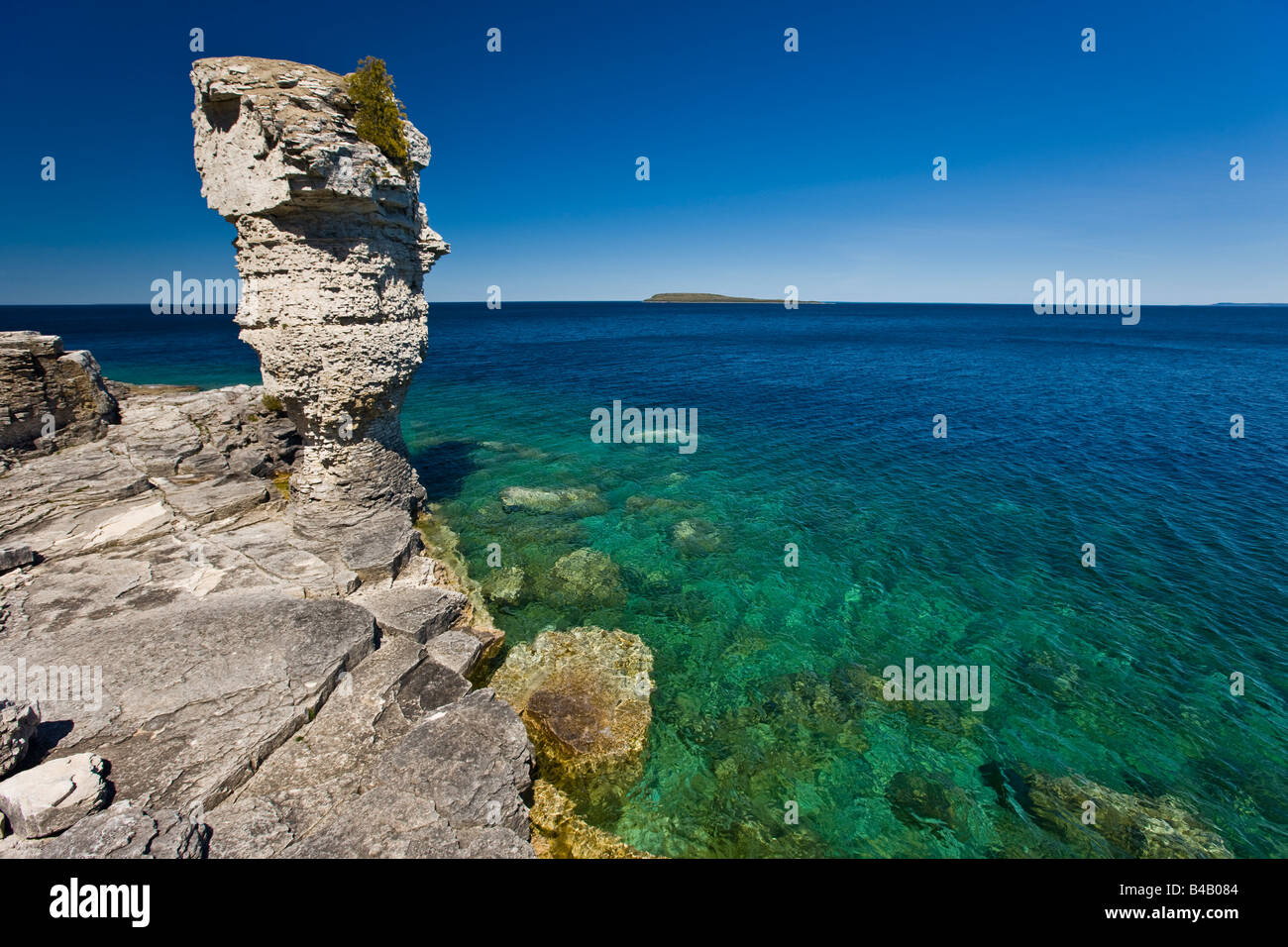 Meer-Stack entlang der Küstenlinie von Blumentopf-Insel in der Fathom Five National Marine Park, Lake Huron, Ontario, Kanada Stockfoto