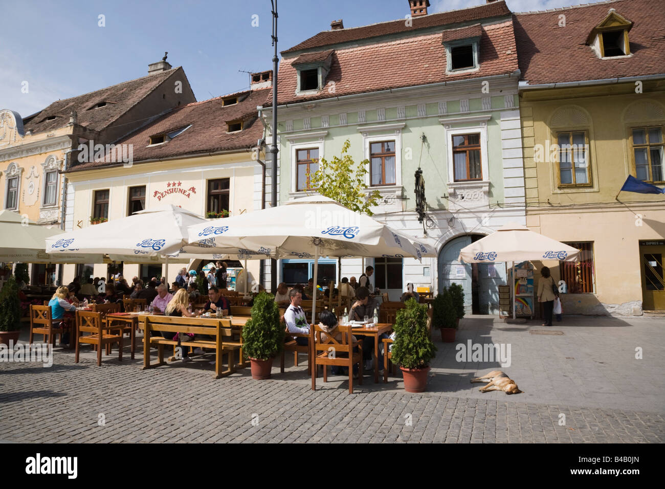 Hermannstadt Siebenbürgen Rumänien Straße Cafés mit Sonnenschirmen und Sitzgelegenheiten im Freien auf Fußgängerzone im historischen Zentrum der Stadt Stockfoto