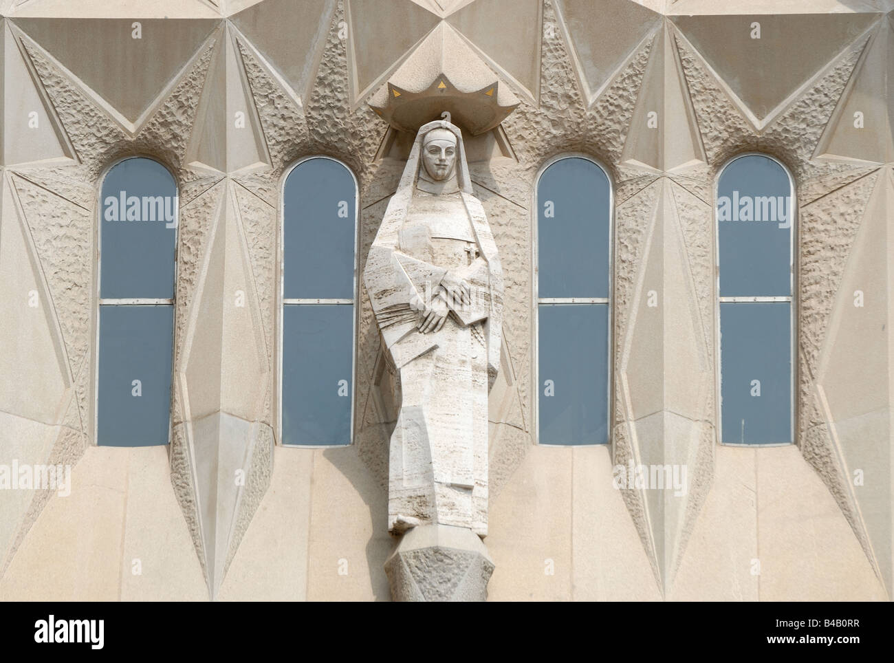 Fenster mit Statue an der Sagrada Familia in Barcelona Spanien Stockfoto