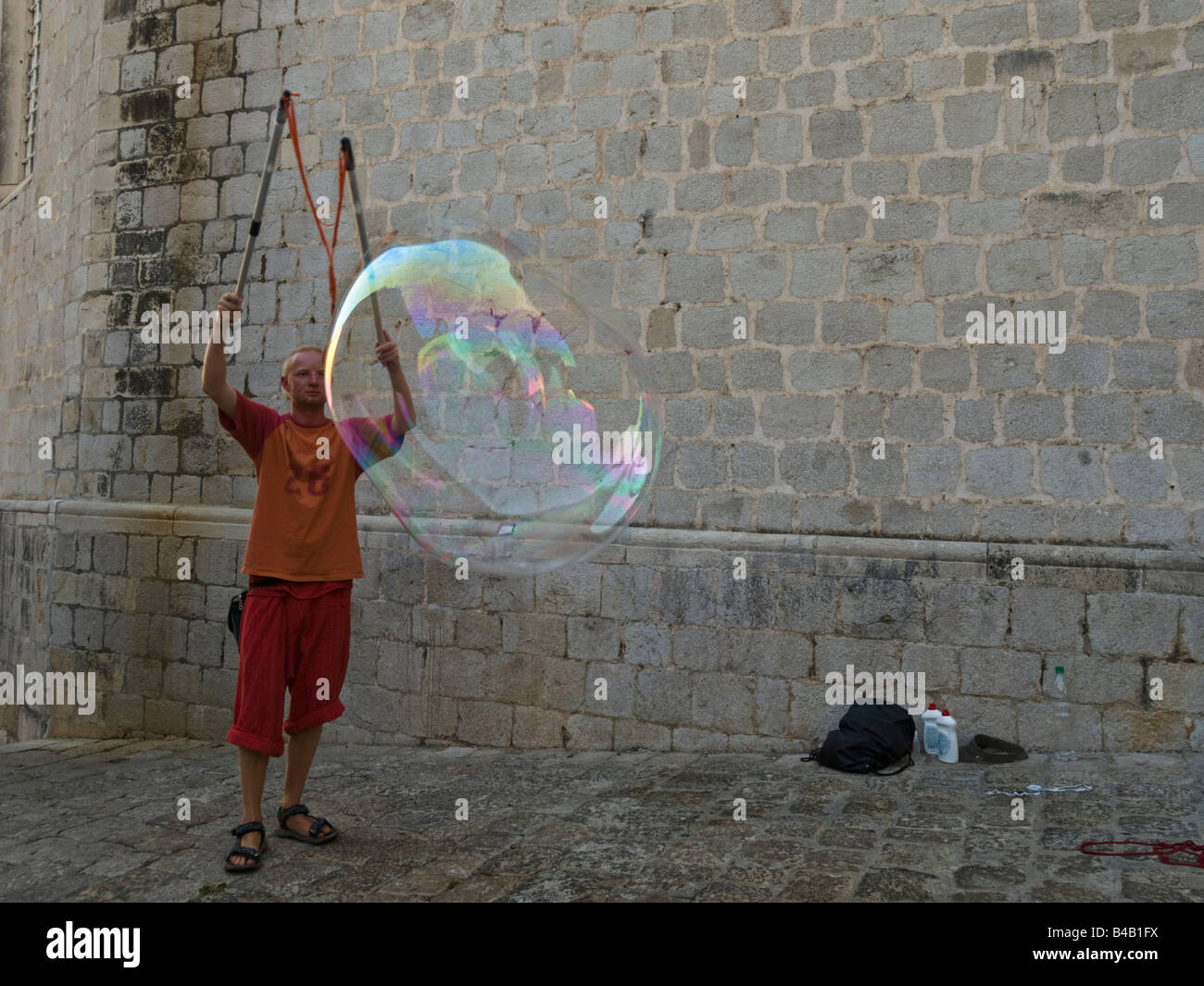 Straßenkünstler Riesenseifenblasen machen. Stockfoto