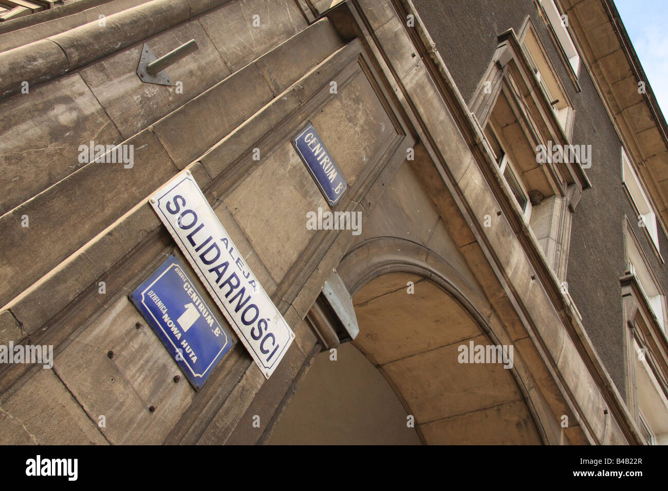 "Solidarität Avenue/Solidarnosc Avenue Straßenschild auf sozial-realistischen Stil Gebäude in Nowa Huta, in der Nähe von Krakau, Polen Stockfoto