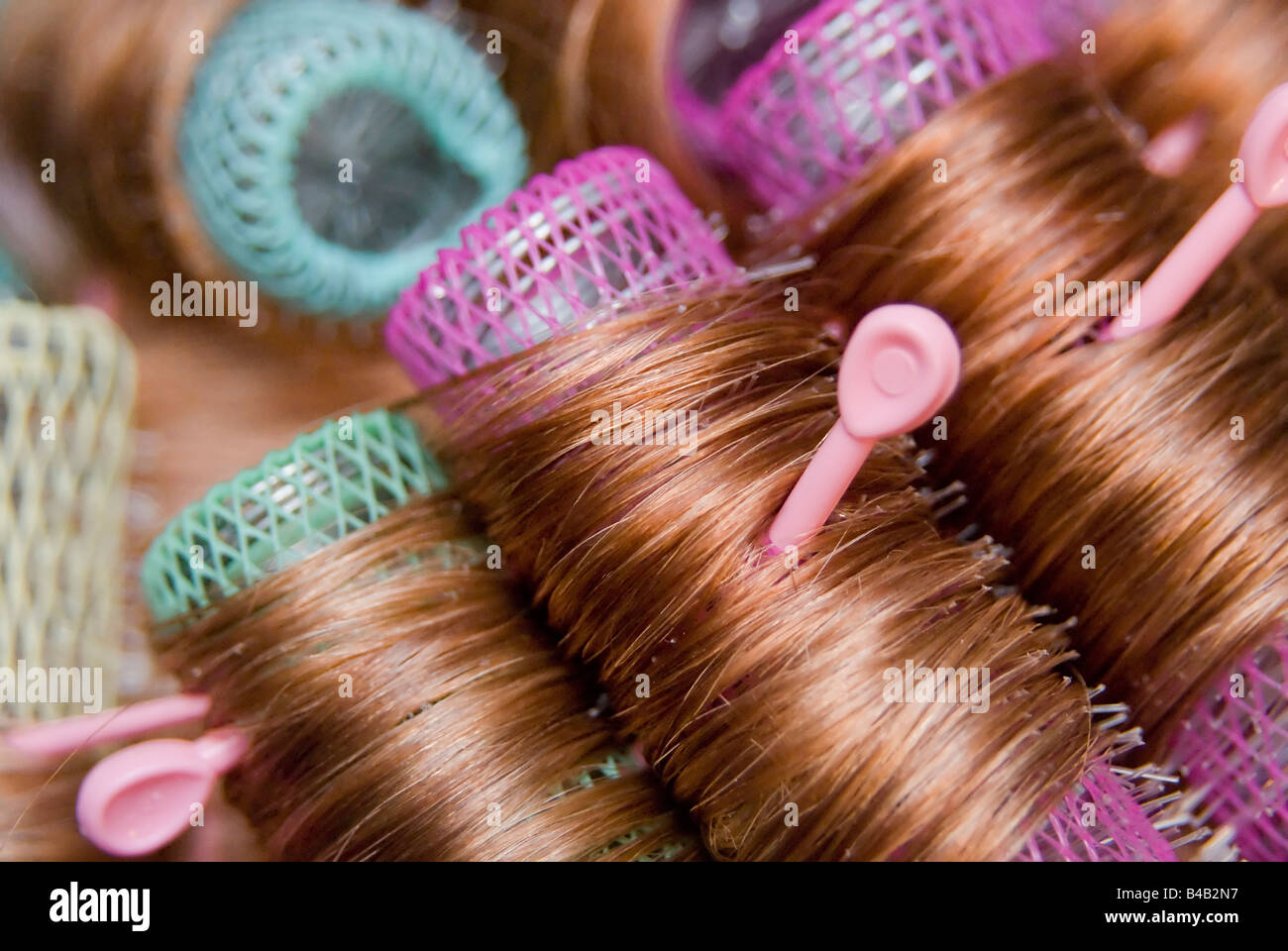 Lockenwickler auf eine ältere Frau Stockfoto