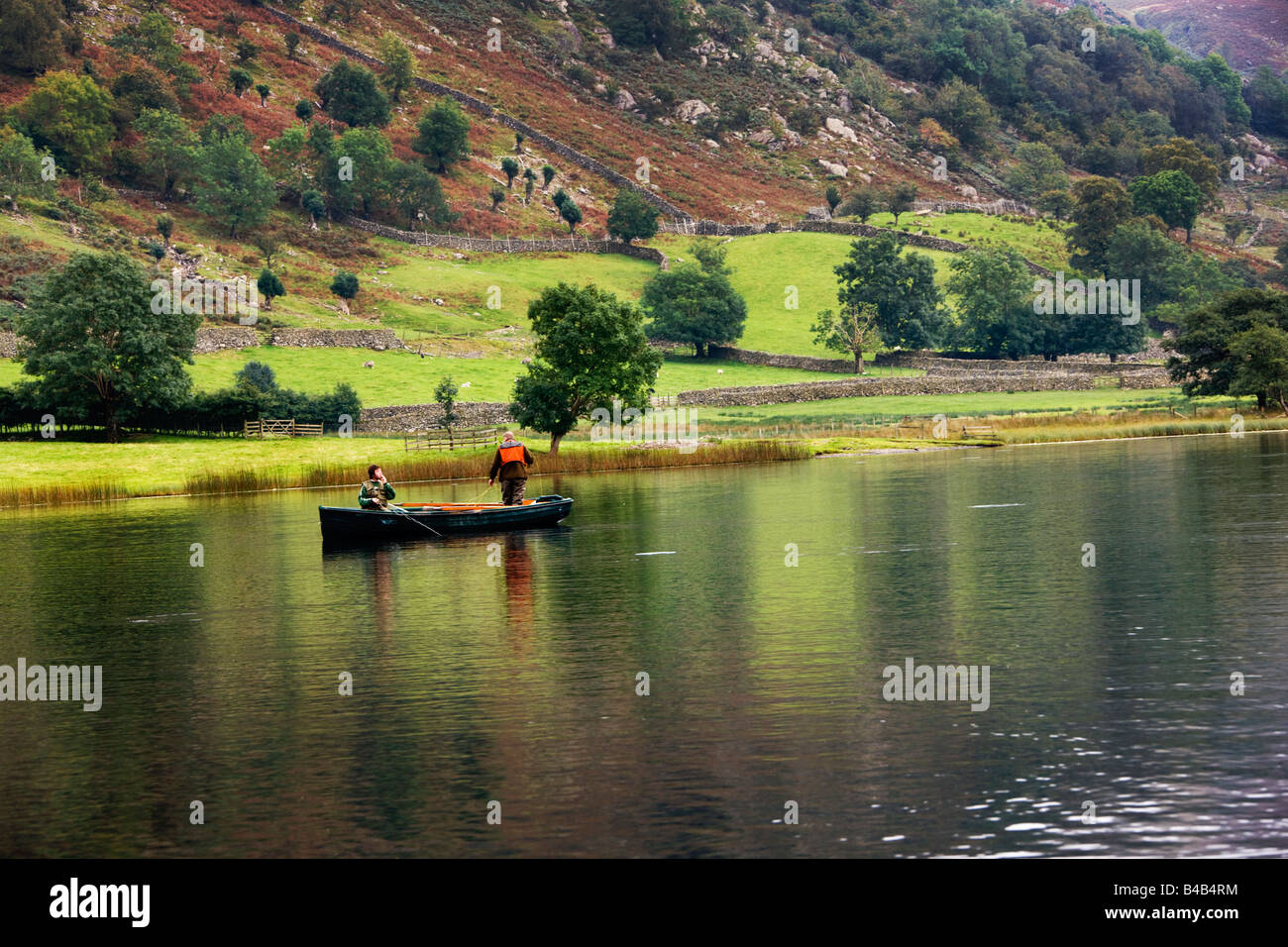 Watendlath Tarn Fliegenfischen In einem Boot im späten Herbst, "Lake District" Cumbria England Großbritannien Stockfoto