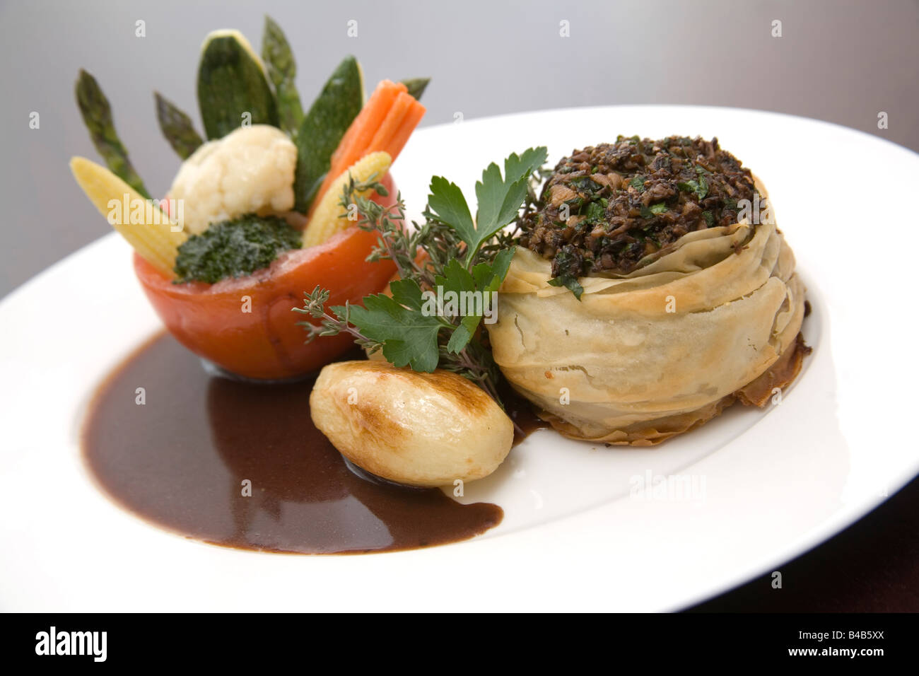 Hackfleisch-Paket mit Kartoffeln und Gemüse Stockfoto