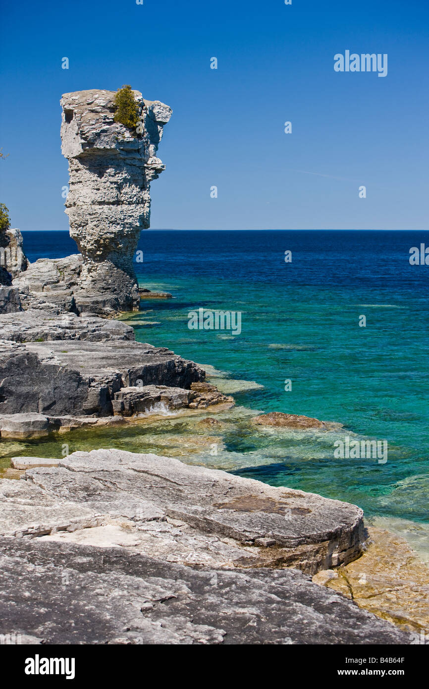 Meer-Stack entlang der Küstenlinie von Blumentopf-Insel in der Fathom Five National Marine Park, Lake Huron, Ontario, Kanada Stockfoto