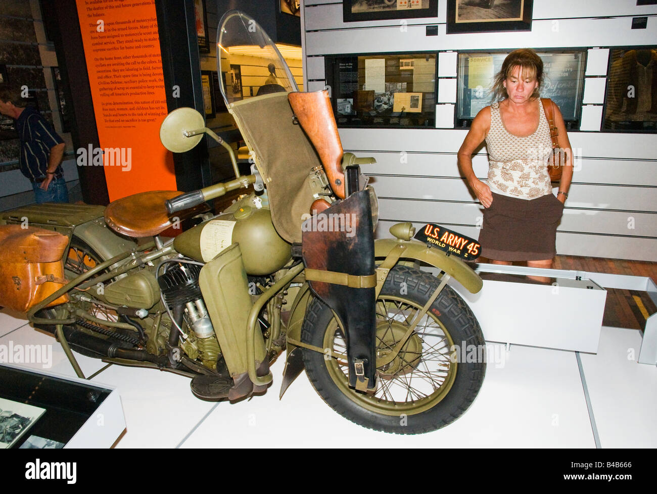 Frau 2. Weltkrieg Harley-Davidson Motorrad im neuen Firmen-Museum in Milwaukee, Wisconsin, USA anzeigen Stockfoto