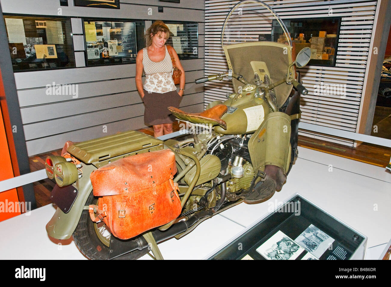 Frau 2. Weltkrieg Harley-Davidson Motorrad im neuen Firmen-Museum in Milwaukee, Wisconsin, USA anzeigen Stockfoto