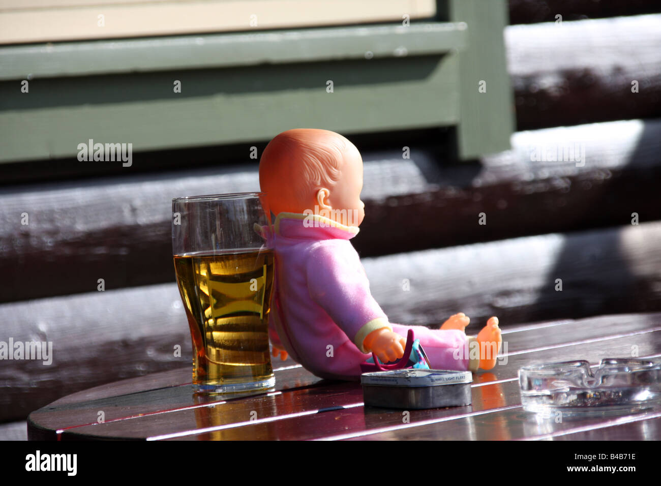 Babydoll und Pint Bier Stockfoto