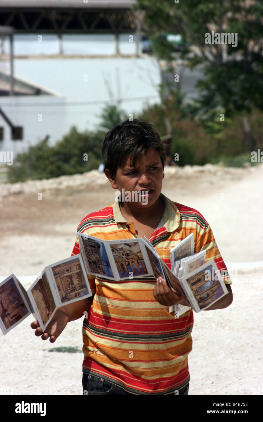 Junge, Verkauf von Postkarten, Jerash, Jordanien Stockfoto