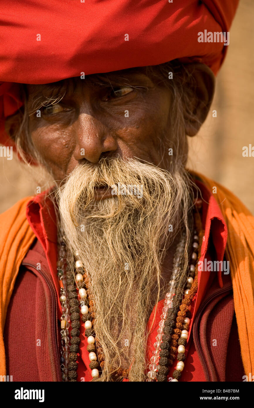 Das bärtige Gesicht des Suchdev Baba Santi ein Sadhu in Varanasi. Er trägt einen großen roten Turban, seine langen Haare gewickelt wird. Stockfoto