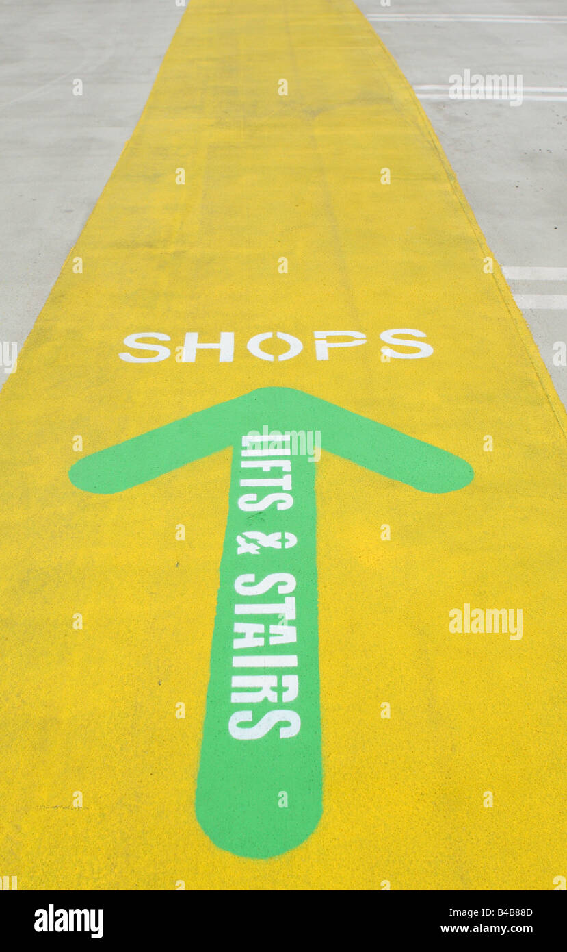 Einkaufszentrum Parkplatz Zeichen, um die Geschäfte Aufzüge und Treppen Stockfoto
