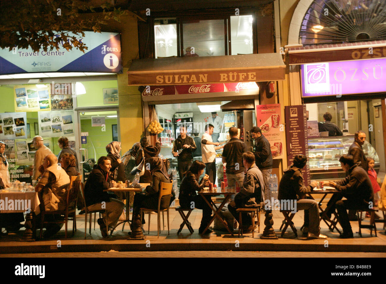 Außen-Café in der touristischen Sultanahmet, Istanbul, Türkei Stockfoto
