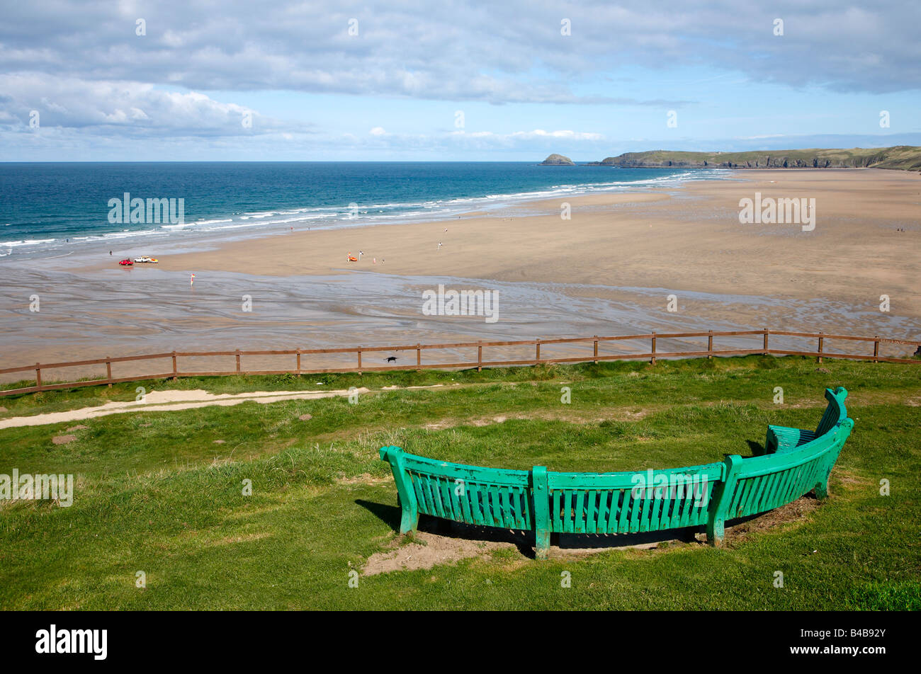 Grüne Plätze mit Blick auf den großen Perranporth Strand, Cornwall UK. Stockfoto