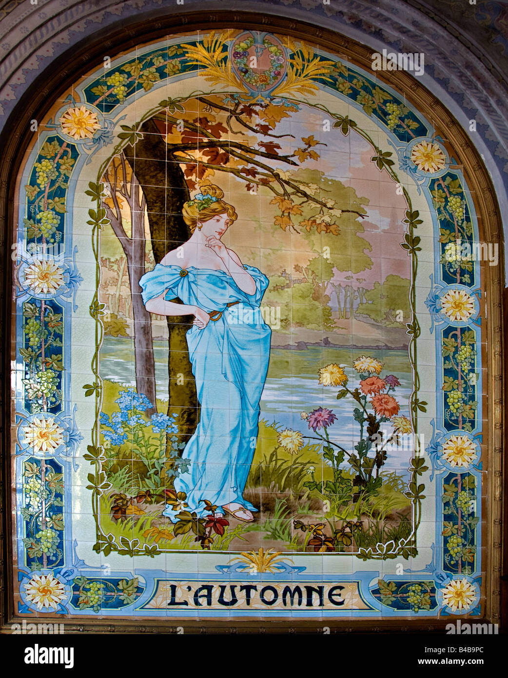 L Autome Jugendstil Gemälde Frau Frankreich Restaurant Istanbul Istiklal Caddesi Beyoglu street Einkaufsviertel Stockfoto