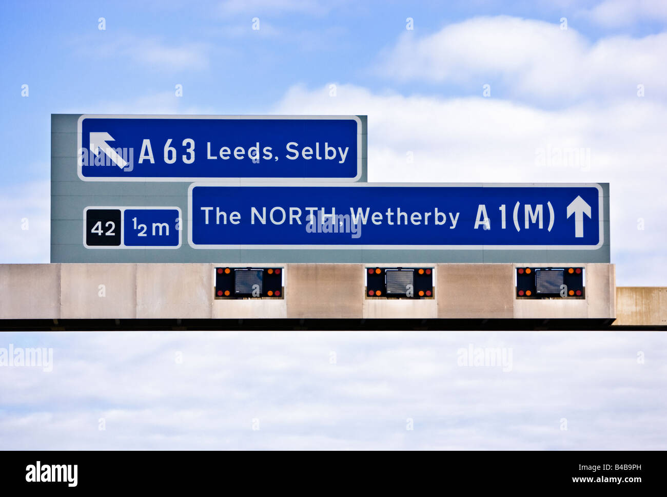 Beschilderung auf einer britischen Autobahn über der Gantry Ziel- und Ausfahrt Straßenroute Beschilderung nach England UK Stockfoto