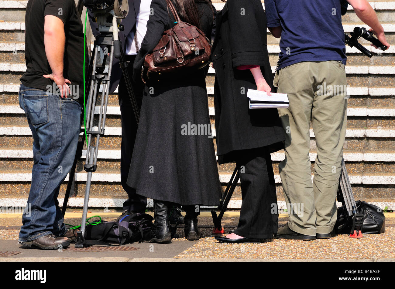 Taille abwärts Gruppe Medienleute, Interview, Straßenszene vor britisches Gerichtsgebäude arbeiten Stockfoto