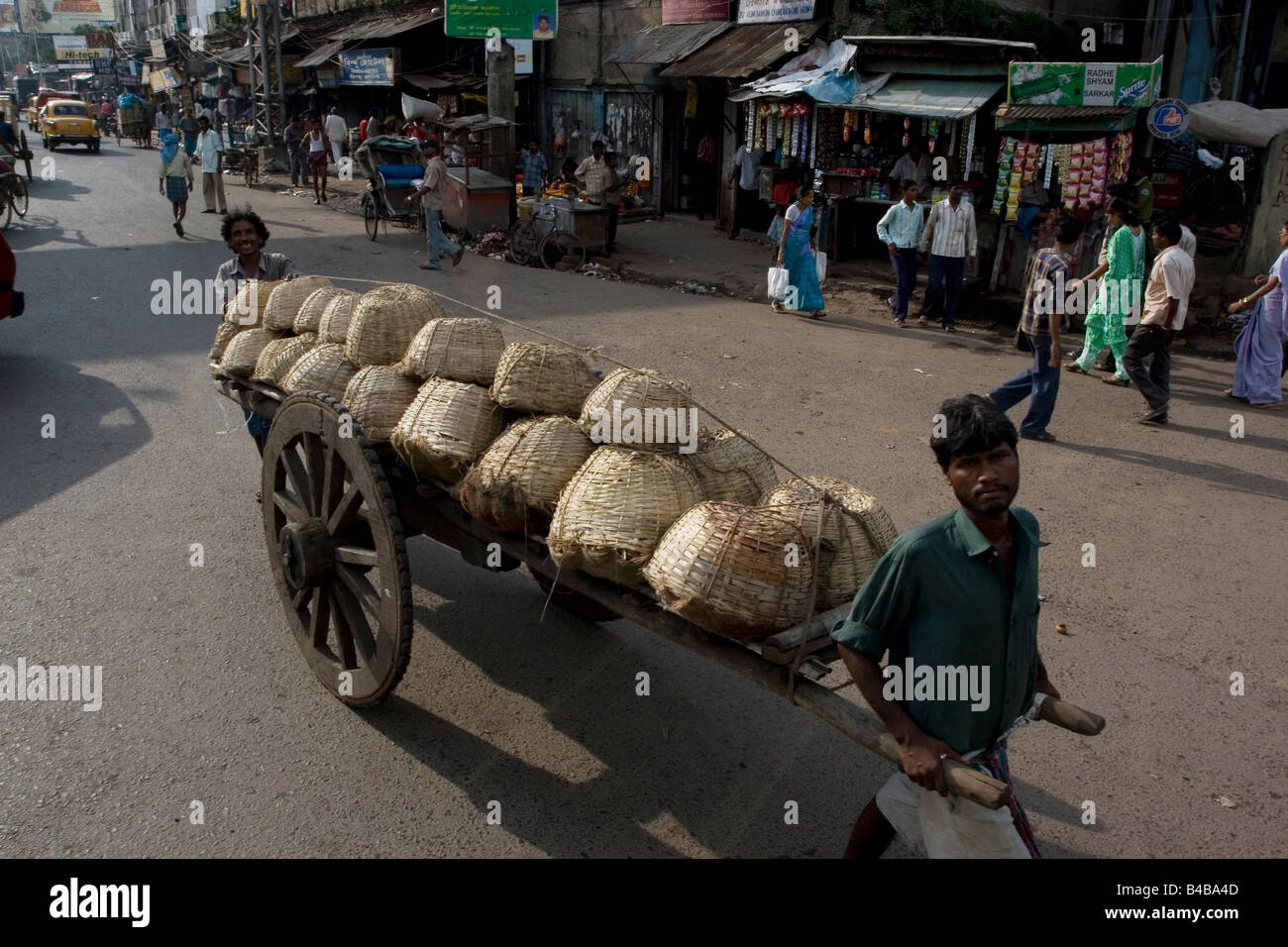 Arbeiten mit Eimern an der Straße von Kolkata, Westbengalen, Indien Stockfoto